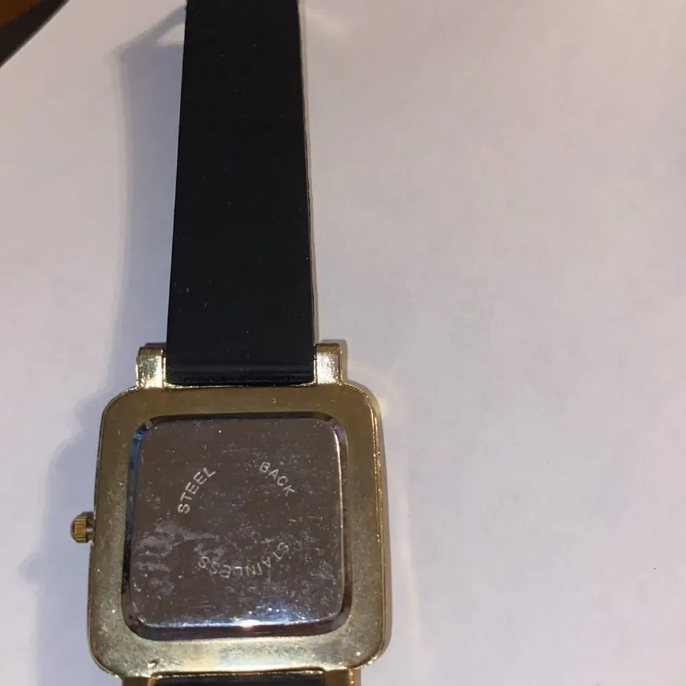 Nouveau Quartz Watch Silicon Band - Picture 6 of 7